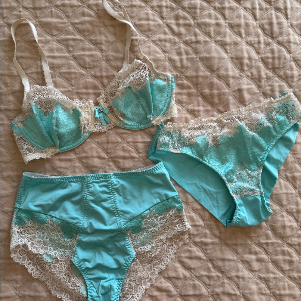 Elegant Lace Trim Intimates Set in Aqua